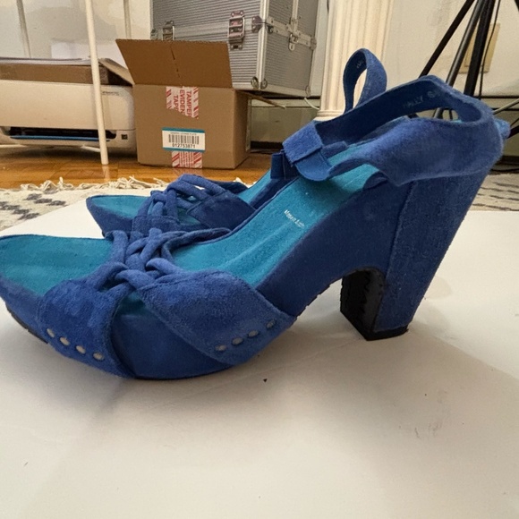 blue suede heels ! Donald J Pliner - Picture 3 of 8
